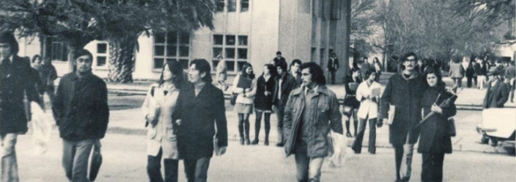 Fotografía de la portada del libro Universidad y revolución. Los caminos de la historia y las memorias. Concepción durante los largos años sesenta (1959-1973) de Danny Monsálvez Araneda.