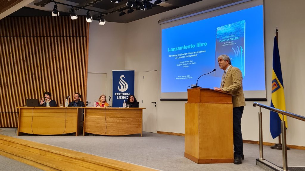 Rector Dr. Carlos Saavedra en el lanzamiento del libro Diversidad del plancton chileno en el Sistema de Corrientes de Humboldt.