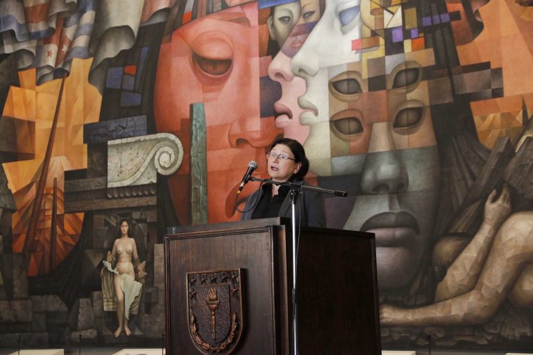 Directora de la revista Atenea, Dra. Cecilia Rubio Rubio en la inauguración de la exposición «Atenea: 100 años de difusión del conocimiento y de las artes» | Crédito: Carolina Echagüe, Diario Concepción.